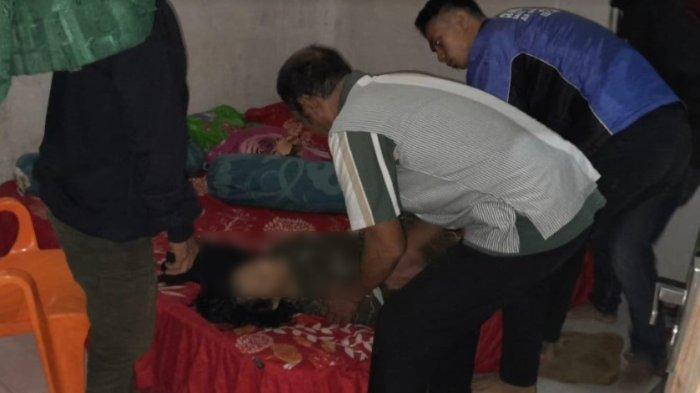 Petugas Polsek Firdaus bersama masyarakat mengevakuasi jasad Erna Wati (50) yang diduga dibunuh oleh suaminya sendiri M (57), di kediamannya, Dusun II, Desa Cempedak Lobang, Kecamatan Seirampah, Kabupaten Serdangbedagai (Sergai), Minggu (14/1/2024) dini hari.
