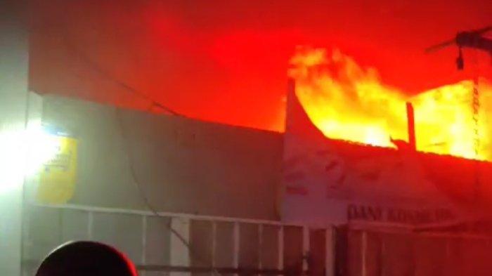 Petugas damkar tampak sedang berupaya memadamkan api yang membakar lima kios di Pusat Pasar Kota Medan.
