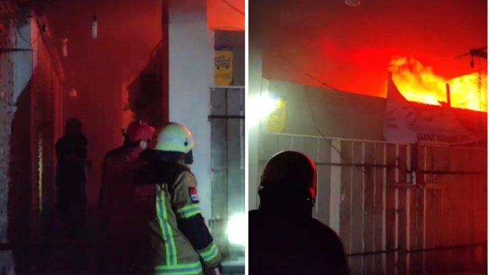 Petugas damkar tampak sedang berupaya memadamkan api yang membakar lima kios di Pusat Pasar Kota Medan