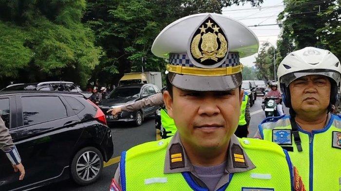 UNJUK RASA: Petugas kepolisian mengatur arus lalulintas di Jalan Pangeran Diponegoro dan mengalihkan arus lalu lintas ke Jalan Kartini, Selasa (20/5/2025).