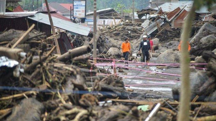 Petugas melakukan evakuasi warga pasca banjir bandang di Nagari Bukik Batabuah, Kabupaten Agam, Provinsi Sumatera Barat, Minggu (12/5/2024). (FOTO ANTARA VIA BBC INDONESIA)