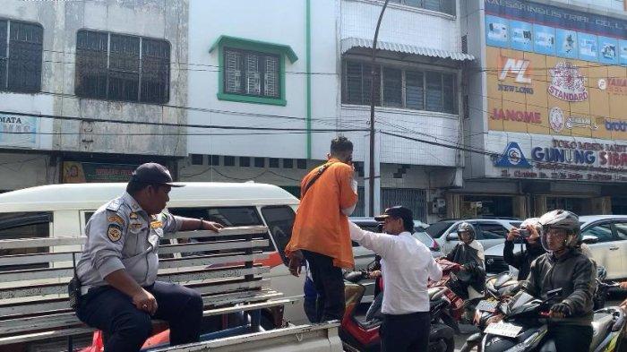 Petugas menertibkan jukir liar di Jalan Cirebon, Kota Medan, Jumat (5/4/2024)