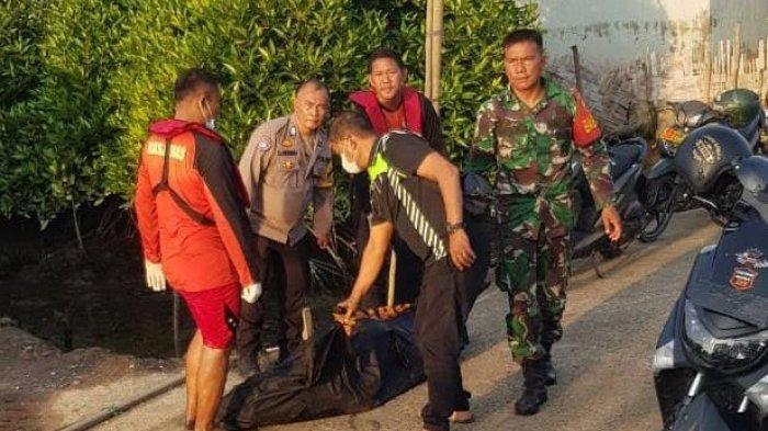 Petugas sedang mengevakuasi jenazah pria yang ditemukan membusuk di Paluh Tower, di Lingkungan X, Kelurahan Labuhan Deli, Kecamatan Medan Marelan