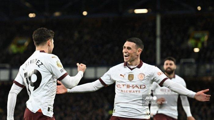 Striker Manchester City asal Argentina #19 Julian Alvarez (kiri) merayakan bersama gelandang Inggris Manchester City #47 Phil Foden setelah mencetak gol kedua timnya selama pertandingan sepak bola Liga Premier Inggris antara Everton vsManchester City di Goodison Park di Liverpool, barat laut Inggris pada 27 Desember 2023. Paul ELLIS / AFP