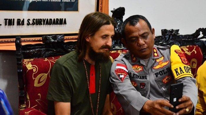 Pilot Susi Air, Kapten Philip Mark Mehrtens dibebaskan Kelompok Kriminal Bersenjata (KKB) setelah 18 bulan disandera atau 1,5 tahun. Momen Philip video call dengan istrinya.