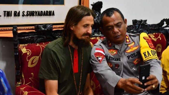 Pilot Susi Air Philip Mark Mehrtens saat video call dengan sang istri setelah dibebaskan KKB pada Sabtu (21/9/2024).(DOK SATGAS DAMAI CARTENZ)