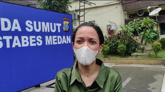 Pia (32) ibu dari AYP (3) balita yang tewas diduga disiksa Zul Iqbal (38) saat diwawancarai di Polrestabes Medan , Sabtu (29/3/2025). Pia menceritakan awal mula anaknya dititip ke pelaku yang merupakan kekasihnya berujung kematian.