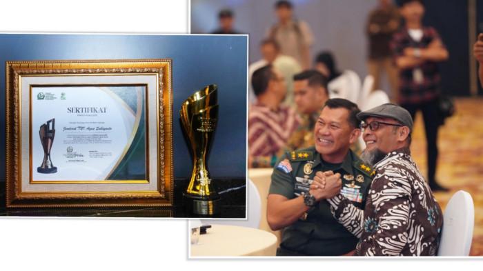 KEPALA Pusat Penerangan (Kapuspen) TNI, Mayjen TNI Kristomei Sianturi, mewakili Panglima TNI Jenderal TNI Agus Subiyanto menerima penghargaan Pimred Award 2025 pada malam puncak perayaan HUT ke-2 Forum Pemred Multimedia Indonesia (FPRMI) yang dilaksanakan di Ballroom Hotel Aston, Serang, Banten, Jumat (18/7/2025).(Dok Puspen TNI)