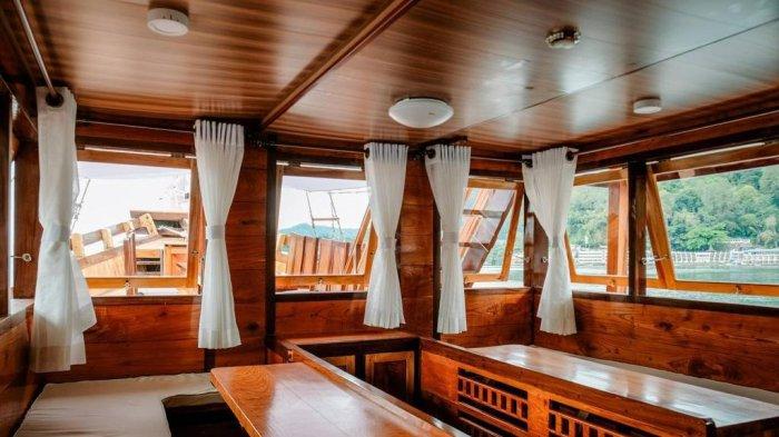 Pinisi Kenzo memiliki fasilitas diantaranya empat kamar tidur dengan toilet di dalamnya, dua toilet di luar kamar, dan juga bar.