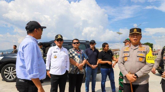 Pj Gubernur Sumatera Utara Hassanudin bersama Kapolda Sumut Irjend Pol Agung Setia Effendi, meninjau venue F1 Powerboat di Dermaga Pelabuhan Mulia Raja Napitupulu, Balige, Jumat (23/2/2024). F1 Powerboat World Championship akan kembali diselenggarakan di Balige pada 2-3 Maret 2024 mendatang.