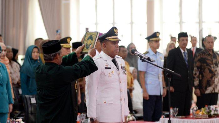 Pj Gubernur Sumatera Utara (Sumut) Hassanudin melantik dan mengambil sumpah jabatan Pj Bupati Langkat Faisal Hasrimy di Aula Tengku Rizal Nurdin Jalan Jenderal Sudirman Nomor 41 Medan, Selasa (20/2/2024).