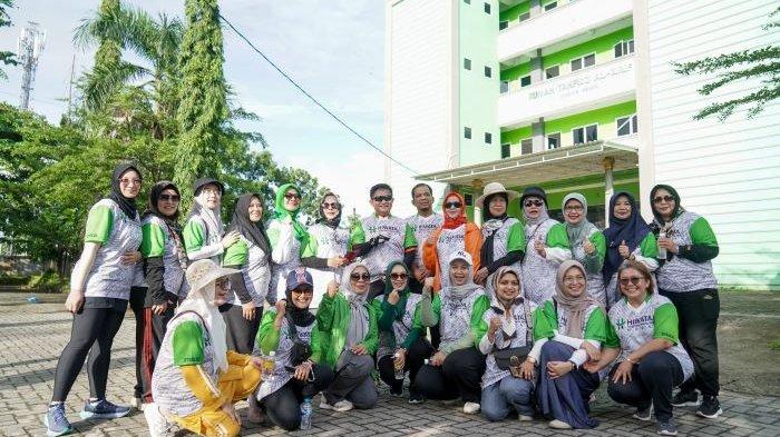 Pj Gubernur Sumut, Hassanudin menghadiri acara fun walk dan donor darah yang digelar Pengurus Himpunan Warga Tasbih (HIWATA) ke-2, Sabtu (8/6/2024). Saat menghadiri kegiatan, tidak sedikit warga berebut selfie dengan orang nomor satu di Sumut ini.