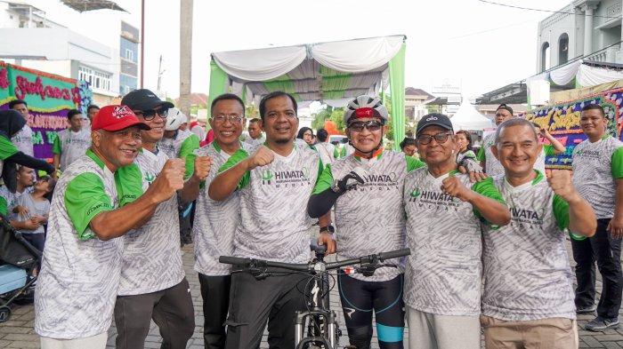 Pj Gubernur Sumut, Hassanudin menghadiri acara fun walk, donor darah yang digelar Pengurus Himpunan Warga Tasbih (HIWATA) ke-2, Sabtu (8/7/2024).