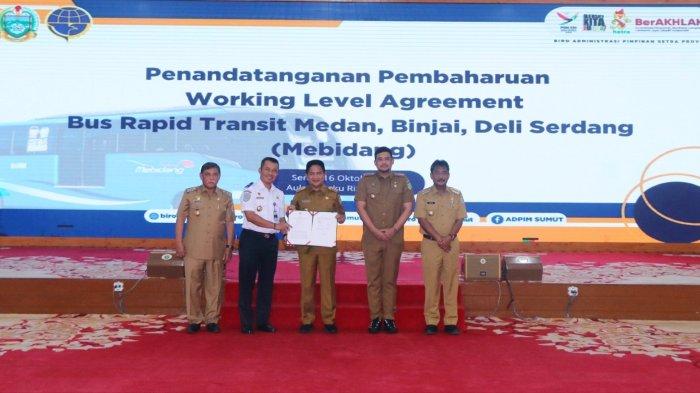 Pj Gubernur Sumut Hassanudin mendandatangani Pembaharuan Working Level Agreement (WLA) Bus Rapid Transit Medan, Binjai, Deliserdang (Mebidang) di Aula Tengku Rizal Nurdin, Rumah Dinas Gubernur Sumut Jalan Sudirman Nomor 41 Medan, Senin (16/10/2023).