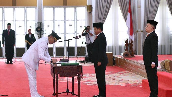 Pj Gubernur Sumut Hassanudin melantik Nizhamul sebagai Pj Bupati Batubara di Aula Tengku Rizal Nurdin, Rumah Dinas Gubernur Sumut, Jalan Sudirman No. 41, Medan, Rabu (27/12/2023).