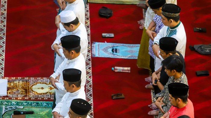 Pj Gubernur Sumut, Hassanudin salat tawarih perdana 1 Ramadan 1445 Hijriah bersama ribuan warga Kota Medan di Masjid Agung yang baru, Senin (11/3/2024) malam.