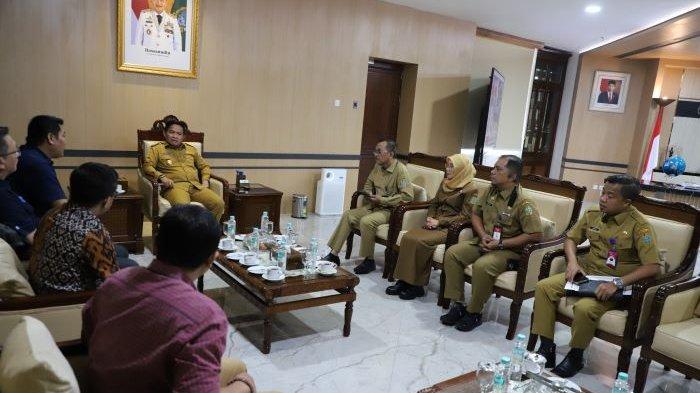 Penjabat (Pj) Gubernur Sumatera Utara (Sumut) Hassanudin menerima audiensi Pemimpin Redaksi Harian Tribun Medan Iin Sholihin, Pemimpin Perusahaan Harian Tribun Medan Setiawan, dan jajarannya di Kantor Gubernur Sumut, Jalan Pangeran Diponegoro Nomor 30 Medan, Senin (13/5).