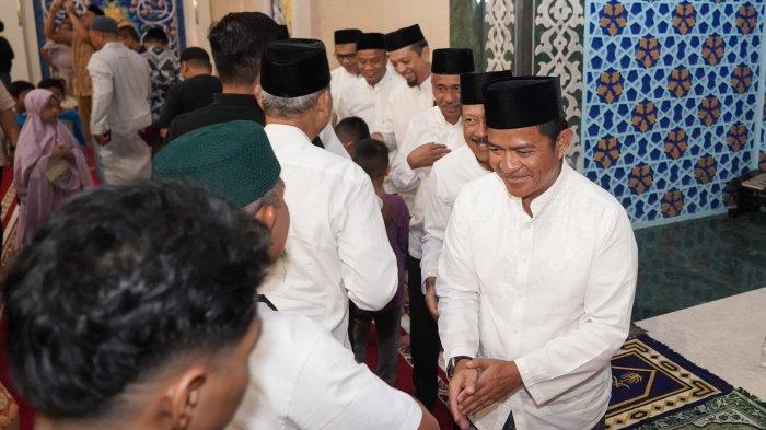 Pj Gubernur Sumut, Hassanudin salat tawarih perdana 1 Ramadan 1445 Hijriah bersama ribuan warga Kota Medan di Masjid Agung yang baru, Senin (11/3/2024) malam.
