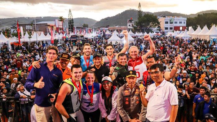PENUTUPAN AQUABIKE- Pj Gubernur Sumatera Utara (Sumut) Hassanudin bersama Menpora Dito Aryotedjo, Pangdam I BB Mochammad Hasan, Wakapolda Sumut Jawari, Bupati Toba Poltak Sitorus, serta stakeholder terkait, berfoto bersama para juara pada penutupan Kejuaraan Dunia Aquabike 2023, di Pelabuhan Balige, Kabupaten toba, Minggu (26/11/2023).