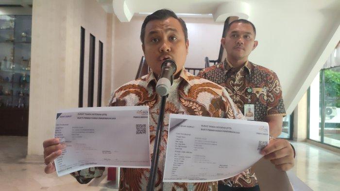 Pj Sekda Medan Topan Obaja Ginting menunjukkan bukti pembayaran pajak dari PT KAI, Kamis (30/5/2024).  Topan mengatakan, PT ACK meminta Pemko beri tenggat waktu pembayaran sampai 19 Juni 2024 mendatang.