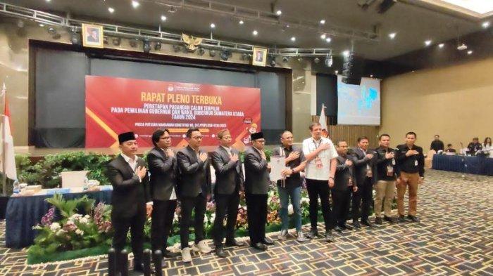 PENETAPAN GUBERNUR TERPILIH -Penyerahan  salinan berkas Penetapan Pasangan Calon Gubernur dan Wakil Gubernur Sumut terpilih Bobby-Surya kepada tim di Grand Mercure, Rabu (5/2/2025). Muhammad Bobby Afif Nasution sah dan resmi sebagai Gubernur Sumut 2024 terpilih setelah berita acara penetapan ditandatangani 7 Komisioner KPU Sumut.