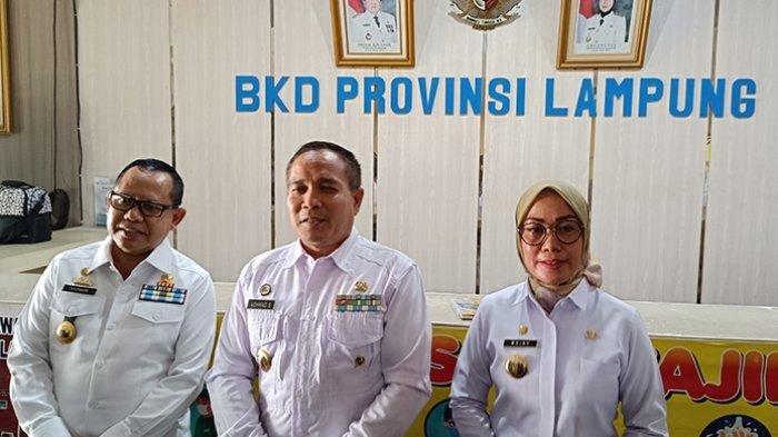 Plh Kadiskominfotik Lampung Achmad Saefulloh (tengah) bersama dengan Kepala BKD Lampung Meiry Harika Sari (kanan) dan Ketua IKA PTK Lampung Sulpakar