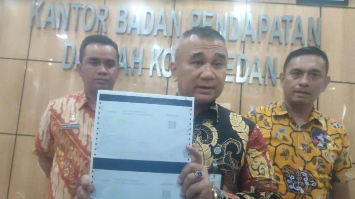 Pelaksana tugas (Plt) Kepala Badan Pendapatan Daerah (Bapenda) Medan, Muhammad Sofyan saat menunjukkan bukti pembayaran ACk. Dikatakannya  Citra Kharisma (ACK) telah melunasi utang pajak sebesar Rp 104,5 miliar.
