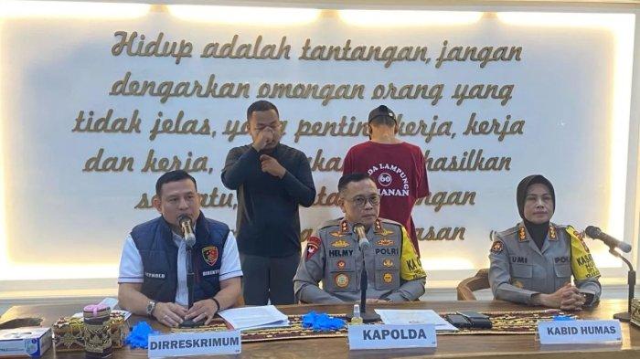 Direktur Direktorat Reserse Kriminal Umum (Ditreskrimum) Polda Lampung Komisaris Besar Polisi (Kombes Pol) Reynold Hutagalung (kiri) mengungkap komplotan pencurian kendaraan bermotor (curanmor) yang berhubungan dengan penembakan ke arah Mapolda Lampung menggunakan drone setiap kali beraksi. (Dok.Polda Lampung)