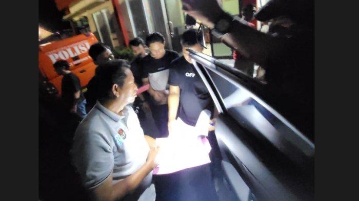 Momen saat Tim gabungan Saber Pungli Ditrreskrimum Polda Sumut melakukan operasi tangkap tangan (OTT) terhadap komisioner KPU Padangsidimpuan berinisial PH, Sabtu (27/1/2024) dinihari.