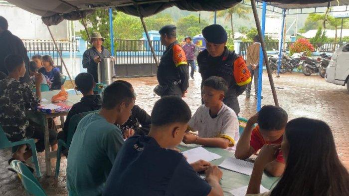 Sat Brimob Polda Sumut mendirikan tenda yang berlokasi di depan Kantor Camat Bakti Raja, Kabupaten Humbahas, bagi korban musibah longsor.