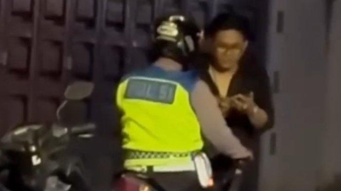 DIDUGA PUNGLI: Jepretan layar seorang Polisi lalu lintas Polsek Medan Baru diduga meminta uang kepada pelanggar lalu melalui transfer aplikasi Dana, dilihat dari akun Instagram @medanheadlines.id, Senin (12/5/2025). Kasat Lantas Polrestabes Medan AKBP Made Parwita, mengatakan personel sudah diperiksa Propam Polrestabes Medan.