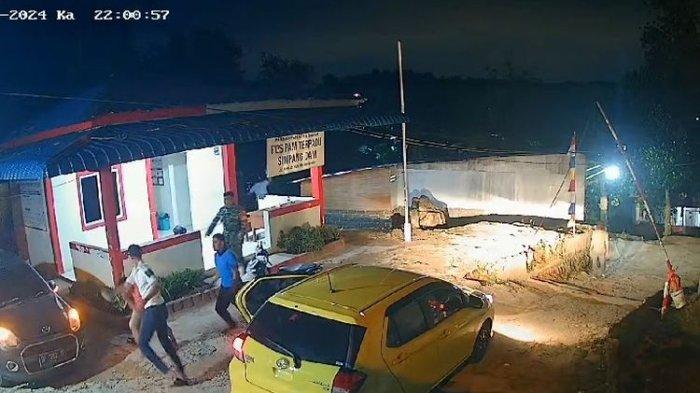 Viral di media sosial sebuah video rekaman CCTV berdurasi 5 menit yang menampilkan penganiayaan yang dialami dua personil Kepolisian oleh 4 orang pria. Penganiayaan dua polisi ini terjadi di Pos Terpadu Simpang Dan, Mukakuning, sekitar pukul 22.00 WIB, Kamis (15/8/2024). (x)