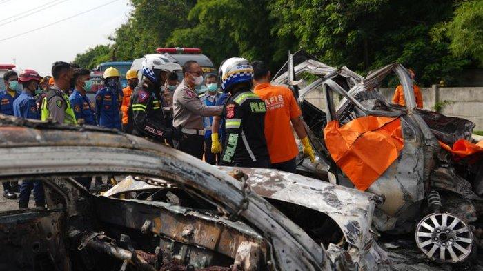 Polisi memeriksa bangkai kendaraan yang mengalami kecelakaan di Tol Jakarta-CIkampek KM 58, Karawang Timur, Jawa Barat, Senin (8/4/2024). Kecelakaan yang melibatkan tiga kendaraan yaitu Bus Primajasa, Grand Max dan Daihatsu Terios tersebut mengakibatkan 12 orang tewas. (AKBAR NUGROHO GUMAY)