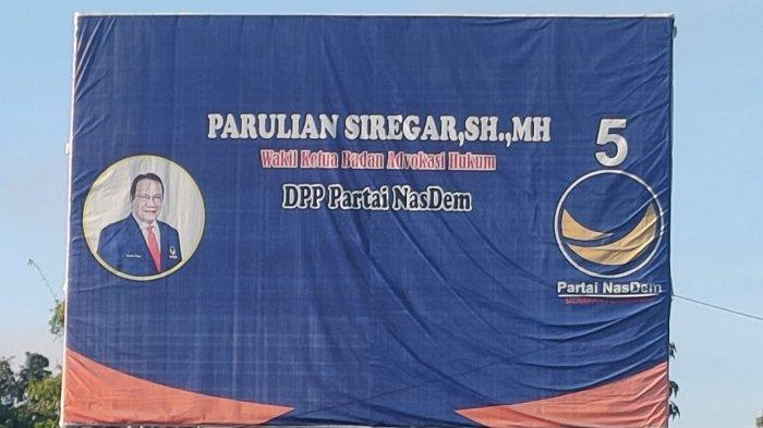 Baliho Parulian Siregar dengan Partainya Partai Nasdem difoto di sejumlah titik.
