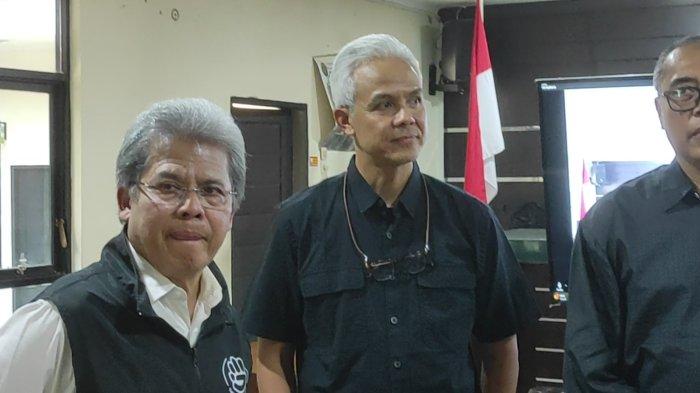 Politisi PDIP, Ganjar Pranowo hadir di ruang sidang Cakra, Pengadilan Negeri Kisaran untuk menjumpai Palti Hutabarat, relawan yang tersandung kasus UU ITE dalam penyebaran berita bohong, Selasa (30/7/2024).