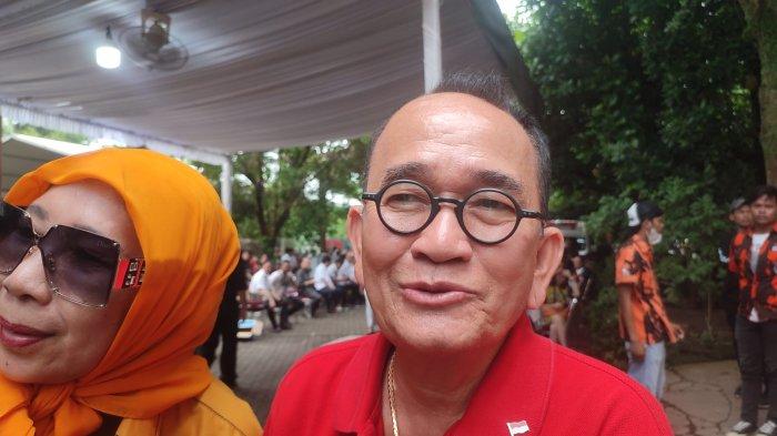 Politisi PDIP Ruhut Sitompul usai melayat ke rumah Sekjen Hanura Kodrat Shah, Jumat (1/12/2023)