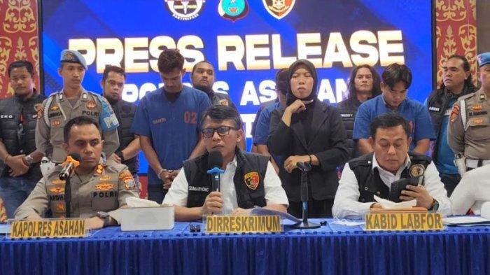 PENGANIAYAAN SISWA: Polres Asahan bersama Direktur kriminal umum Polda Sumut, Kombes Sumaryono melakukan press relis terhadap kasus dugaan penganiayaan yang mengakibatkan meninggal dunia seorang siswa SMA di Asahan, Pandu Brata Siregar. Press relis dilakukan di Aula Wira Satya, Polres Asahan, Selasa (18/3/2025). (Alif Alqadri Harahap/Tribun-medan.com)