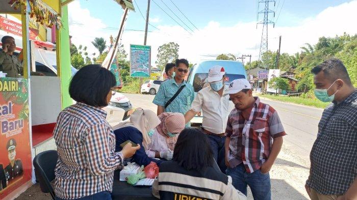 Polres Dairi bersama forkopimda melakukan tes urine terhadap sejumlah supir angkutan umum yang berlokasi di depan Pos Pelayanan Taman Wisata Iman (TWI) Sitinjo Kabupaten Dairi, Kamis (28/12/2023).  
