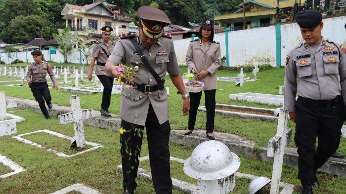 Memperingati Hari Bhayangkara ke 78 tahun 2024, Polres Tapanuli Tengah melaksanakan Upacara Ziarah di Taman Makam Pahlawan (TMP) Sibolga yang terletak di Jl. Kamboja Kel. Simaremare Kec. Sibolga Utara Kota Sibolga, Senin (24/6/2024) pukul 08.00 WIB.