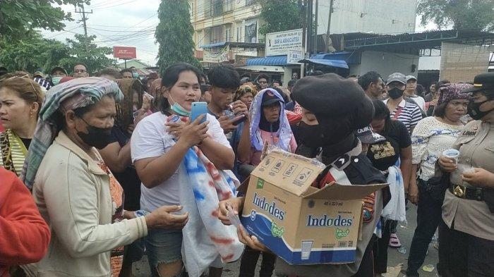 Personel Polreta Deliserdang dan Dit Samapta Polda Sumut membagi-bagikan air minum kepada pengunjuk rasa dalam sidang perdana Edy Suryanta Gurusinga alias Godol atas perkara kepemilikan senjata api di Pengadilan Lubuk Pakam diwarnai unjuk rasa, Selasa (16/04/24) Siang.