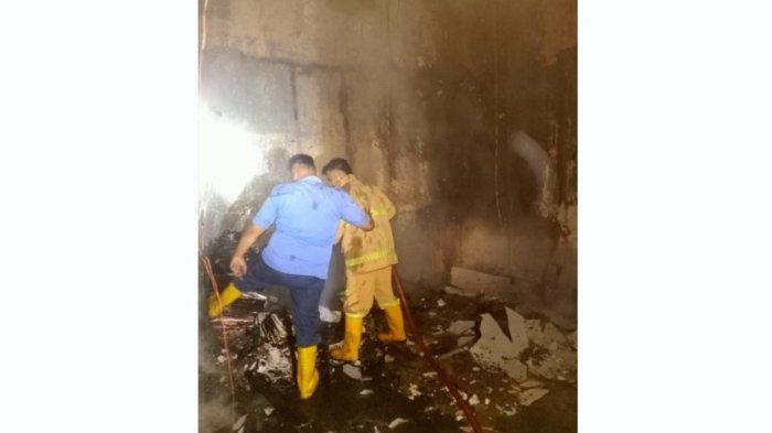 Polresta Deliserdang mengalami Kebakaran, Rabu (14/8/2024) malam. Petugas pemadam kebakaran melakukan proses pemadaman.