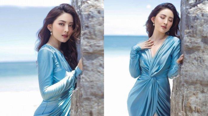 Pose Natasha Wilona di Pantai Pulau Dewata