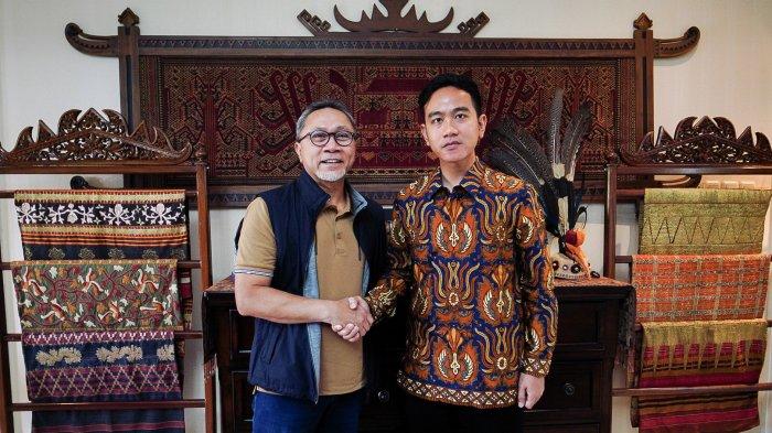 Postingan ini turut mengunggah foto-foto pertemuan Zulkifli Hasan dengan Gibran Rakabuming.