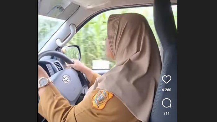 Potongan video seorang bidan yang tampak mengendarai mobil ambulans yang diduga berada di Kabupaten Dairi untuk membawa pasien ibu hamil dari Puskesmas ke rumah sakit terdekat. (TRIBUN MEDAN/ISTIMEWA)