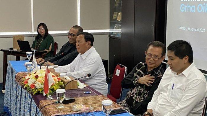 Potret Maruarar Sirait saat mendampingin Prabowo Subianto saat berkunjung ke kantor PGI di Salemba, Jakarta Pusat. Capres nomor urut 2 Prabowo Subianto terlihat berkunjung ke kantor Perseketuan Gereja-gereja Indonesia (PGI) Salemba, Senen, Jakarta Pusat, Jumat (19/1/2024) sore WIB. (KOMPAS.com/NIRMALA MAULANA A)