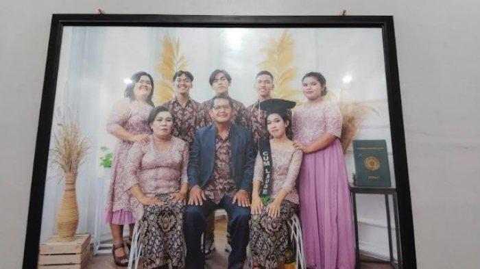 Potret bersama keluarga Manullang semasa hidup.