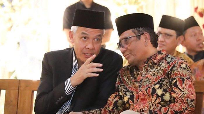 Potret kedekatan Menteri Koordinator Bidang Politik, Hukum, dan Keamanan (Menko Polhukam) Mahfud MD dengan mantan Gubernur Jawa Tengah Ganjar Pranowo. Keduanya diumumkan menjadi pasangan Capres dan Cawapres, di DPP PDIP, Jalan Diponegoro, Jakarta Pusat, Rabu (18/10/2023).
