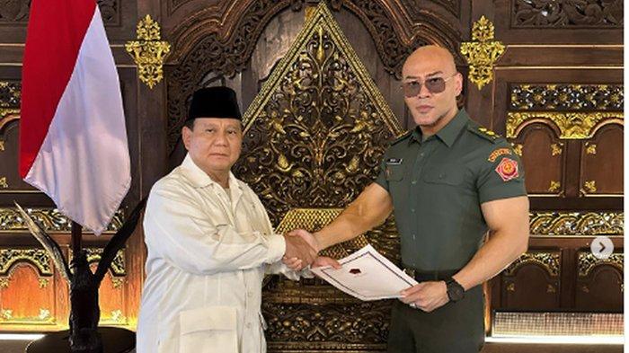 Menteri Pertahanan Prabowo Subianto menyerahkan pangkat Letnan Kolonel Tituler kepada presenter Deddy Corbuzier. (ig)