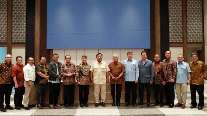 Calon Presiden nomor urut 2, Prabowo Subianto melakukan pertemuan dengan Uskup Agung Jakarta Ignatius Kardinal Suharyo bersama Konferensi Waligereja Indonesia (KWI) di Jalan Cut Meutia 10, Jakarta Pusat, Jumat, 26 Januari 2024. (Istimewa)