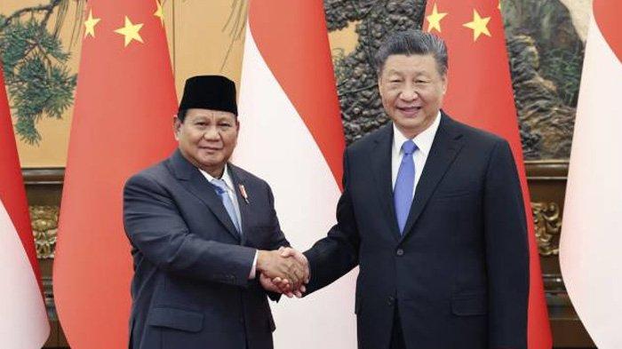 Prabowo Subianto menjabat tangan Presiden China Xi Jinping dalam pertemuan di Balai Agung Rakyat, Beijing, Senin (1/4/2024). (Yao Dawei/Xinhua via AP)